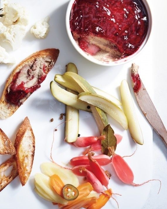 Assiette bistrot avec tartine, légumes marinés et bol de sauce rouge