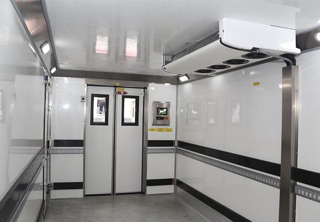 Intérieur d'un camion frigorifique aménagé pour le transport de denrées.