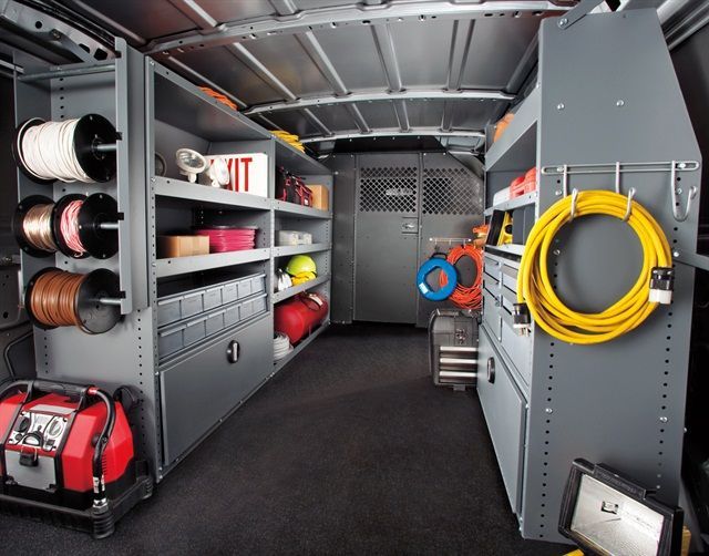 Intérieur d'un utilitaire parfaitement aménagé avec étagères et rangements.